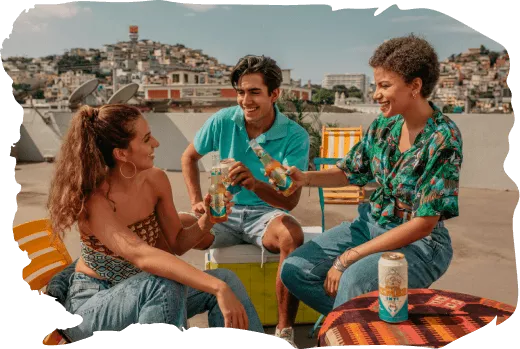 Momento con amigos y una cerveza Nuestra Siembra INTI